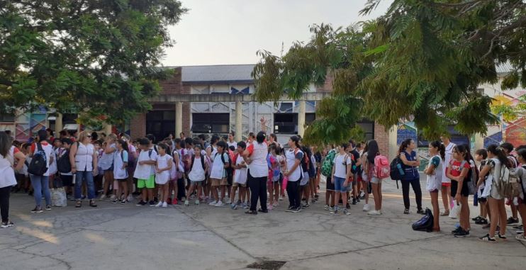 La suspensión de clases en una escuela de Federación por falta de agua género cruces sobre la toma de decisiones