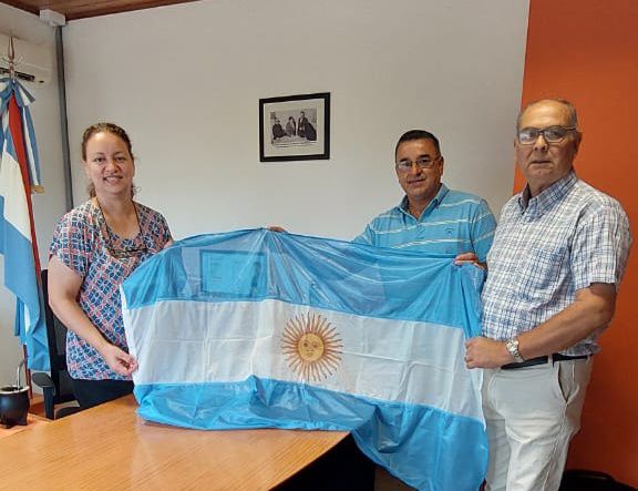 Veteranos de Malvinas visitaron a la intendente Perini y donaron banderas nacionales para escuelas locales