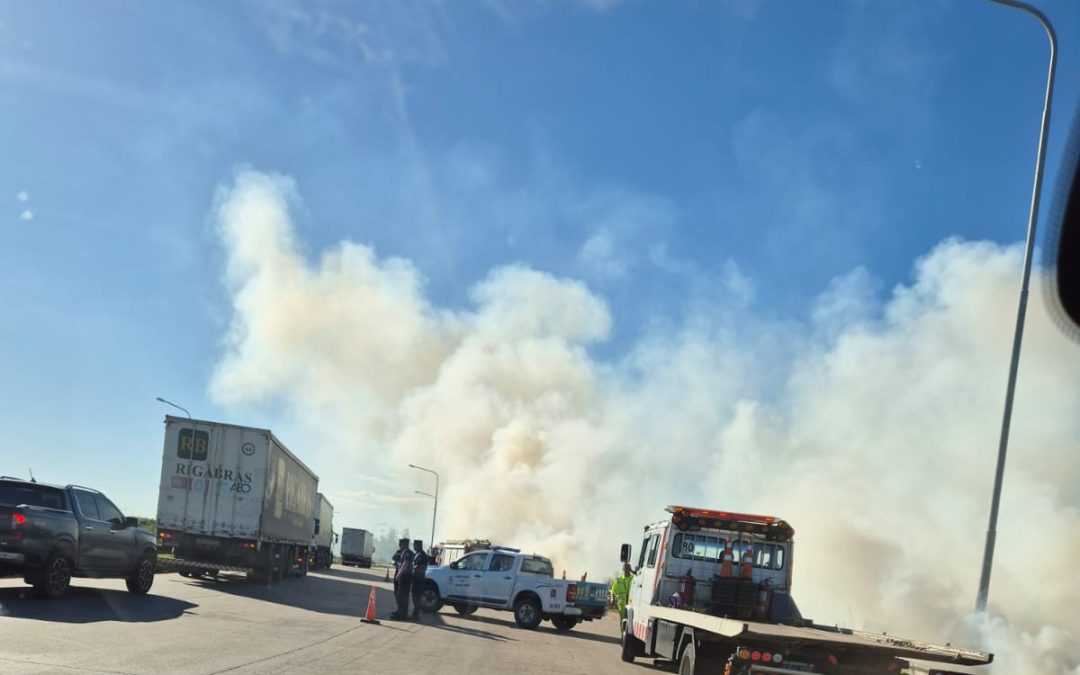 Autovía 14: Un camión brasileño volcó en el acceso a Federación y se generó un incendio