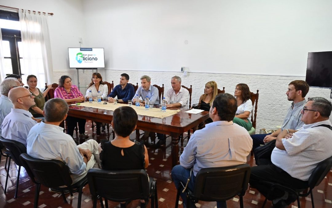 La provincia y 15 localidades, entre ellas Villa del Rosario y Santa Ana, firmaron un convenio para reparar las rutas provinciales 1 y 2