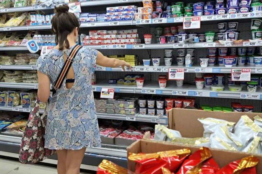 Según el Indec, la inflación subió al 2,4% en febrero y acumuló un 66,9% en año