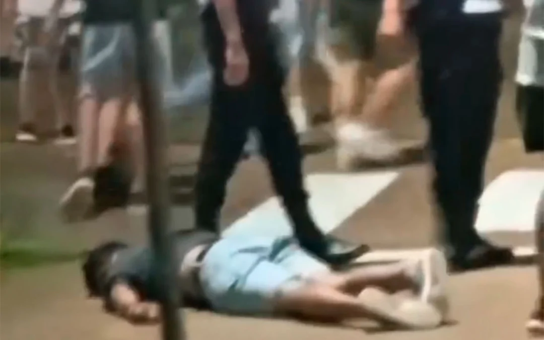 Batalla campal entre jóvenes en Federación terminó con una persona desmayada y detenidos