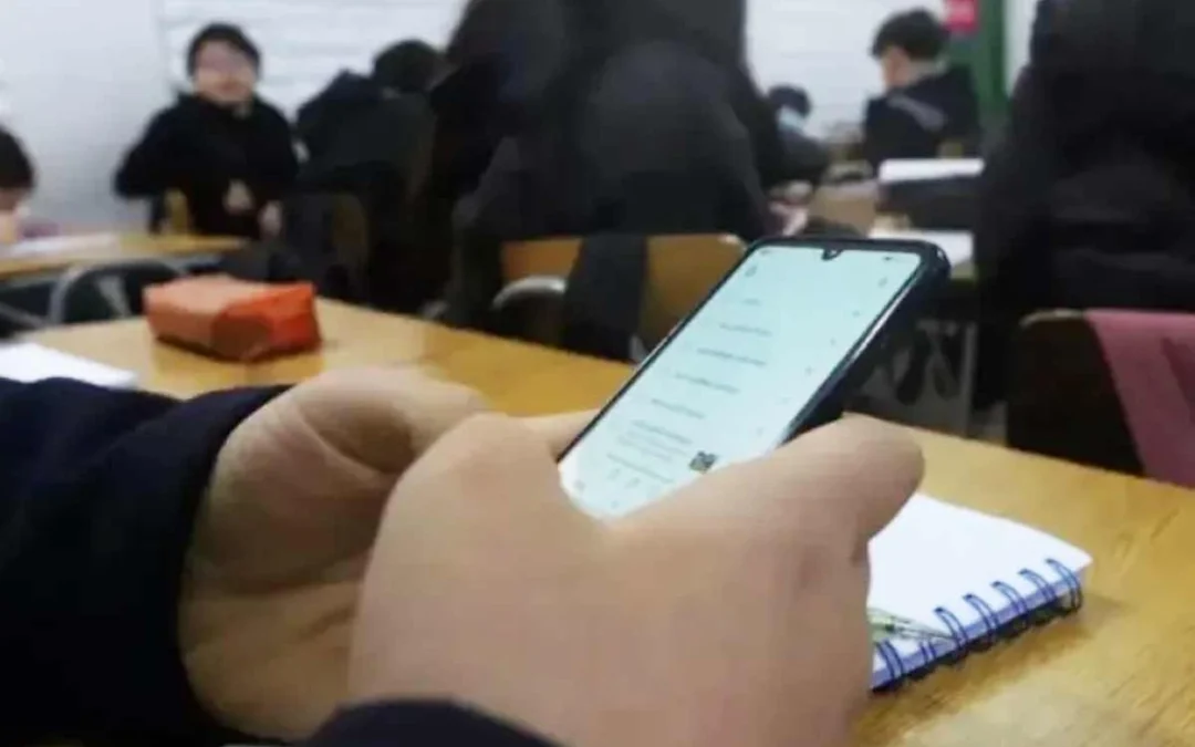 El 54% de los estudiantes argentinos de 15 años se distrae con su celular en clase