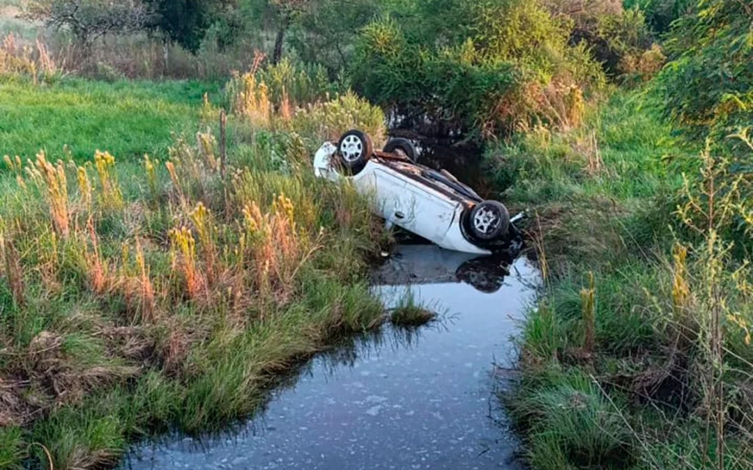 Un auto volcó en el acceso a Federación y quedó sobre un pequeño curso de agua