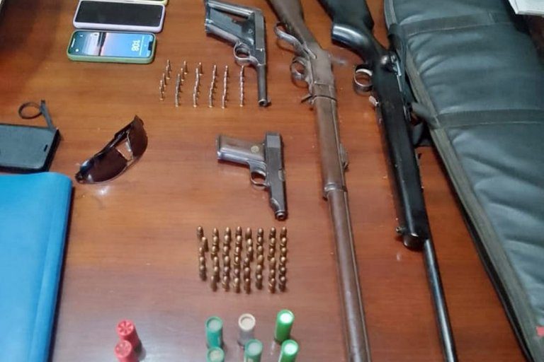 Incautaron varias armas en una causa contra supuestos vendedores de libros que estafaban a personas mayores