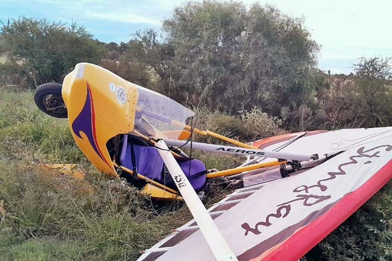 Una aeronave enganchó unos cables y se precipitó a tierra a la vera de la Ruta 18