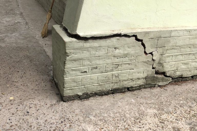 La Escuela “Yapeyú” de San Jaime debió reubicar alumnos por paredes electrocutadas y peligro de derrumbe