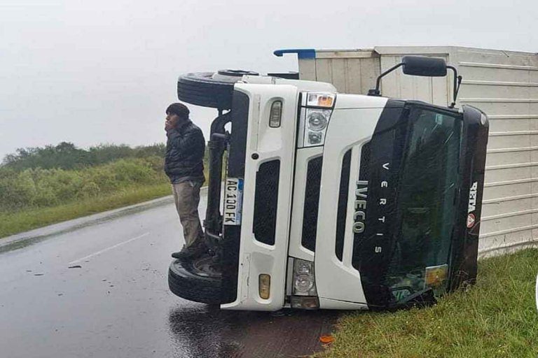 Un camión cargado de bicicletas volcó cuando se dirigía a Federación