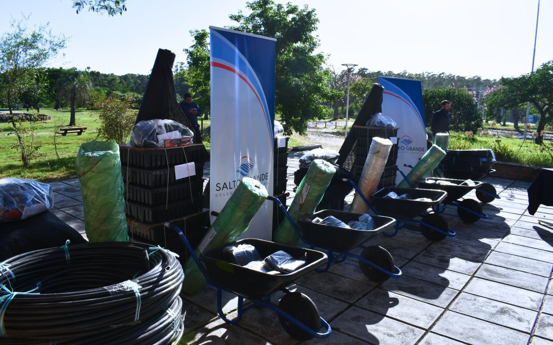 Salto Grande entregó a municipios de la región herramientas e insumos para sus viveros de nativas