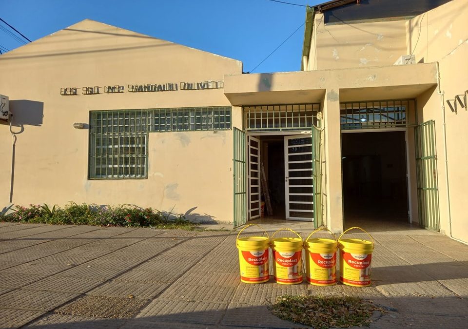 El Municipio de Villa del Rosario donó pintura para la restauración del edificio de la Escuela «Sandalio Olivetti»