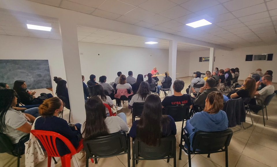 Con buena participación, se realizó en Villa del Rosario la charla «Hablemos de adicciones y suicidio»