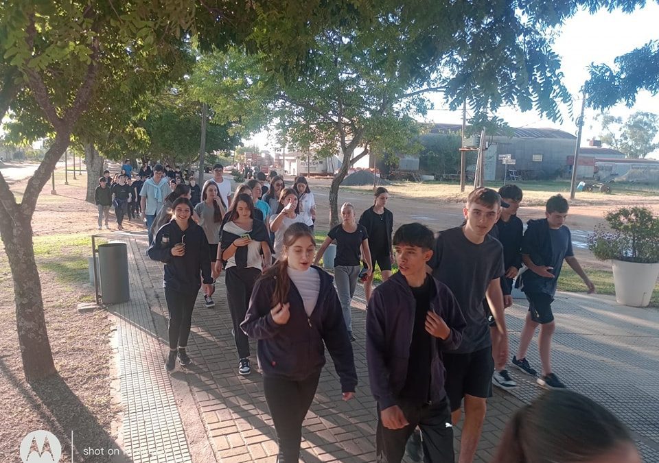 Estudiantes de Villa del Rosario participaron de una caminata para promover la salud y educación física