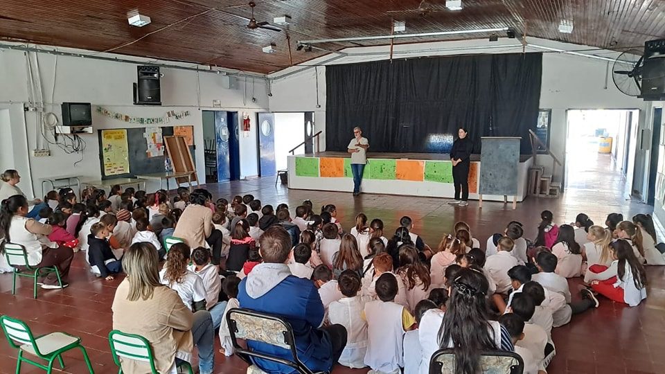 El Municipio ofreció charlas sobre Tenencia Responsable de Mascotas a docentes y alumnos de la localidad