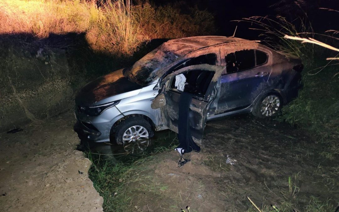 Auto conducido por una mujer impactó contra un puente y cayó al vacío en cercanías de Villa del Rosario