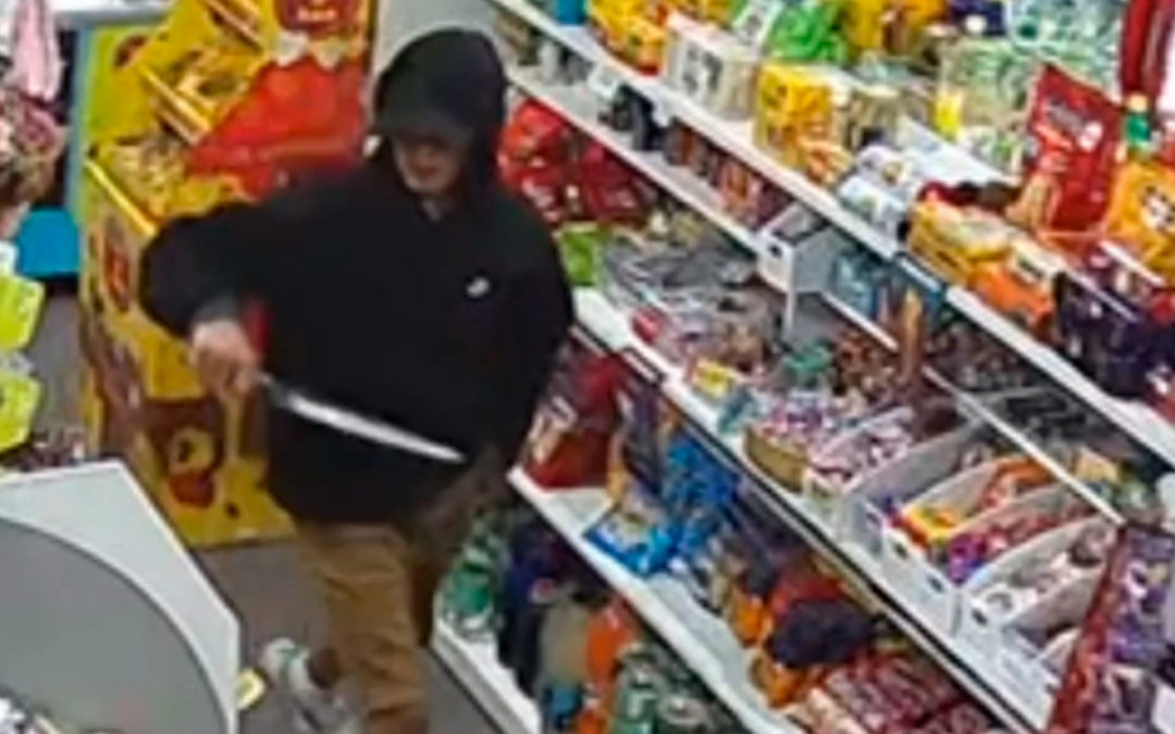 Video: encapuchado y a punta de cuchilla, se alzó con la recaudación de un drugstore en Federación