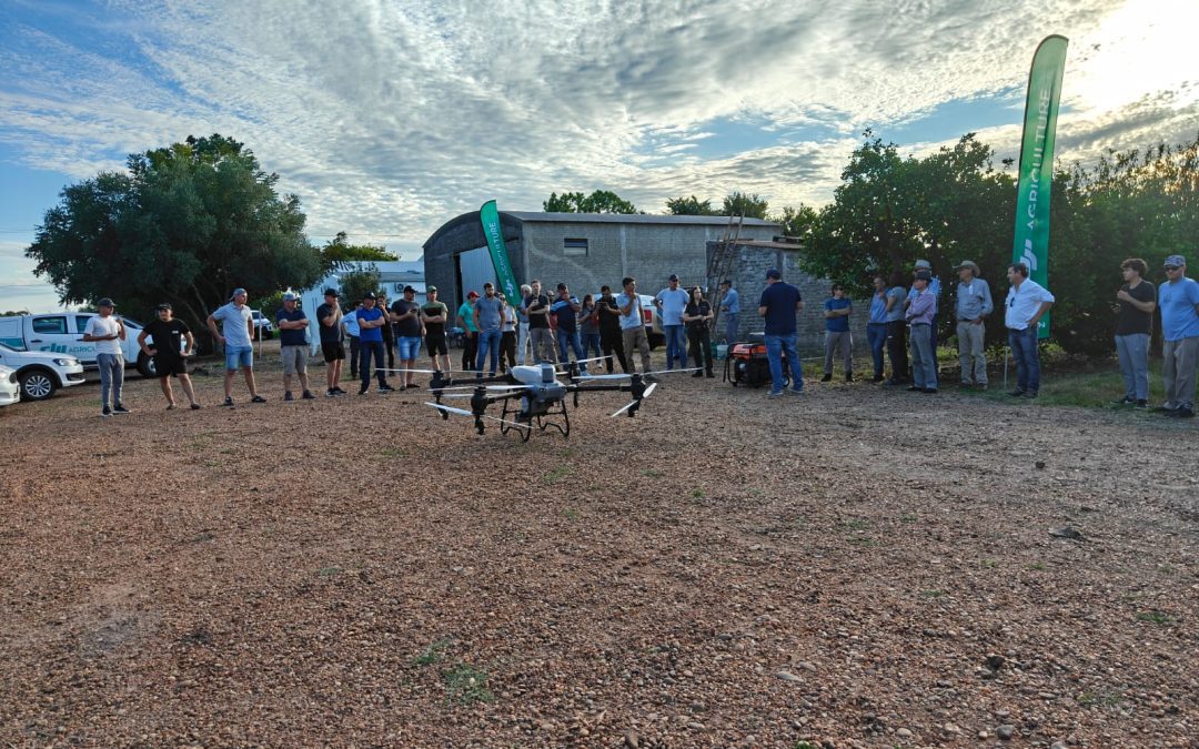 Buena participación de productores en la charla sobre temas relevantes para la citricultura: Se realizaron pruebas de aplicaciones aéreas con un drone