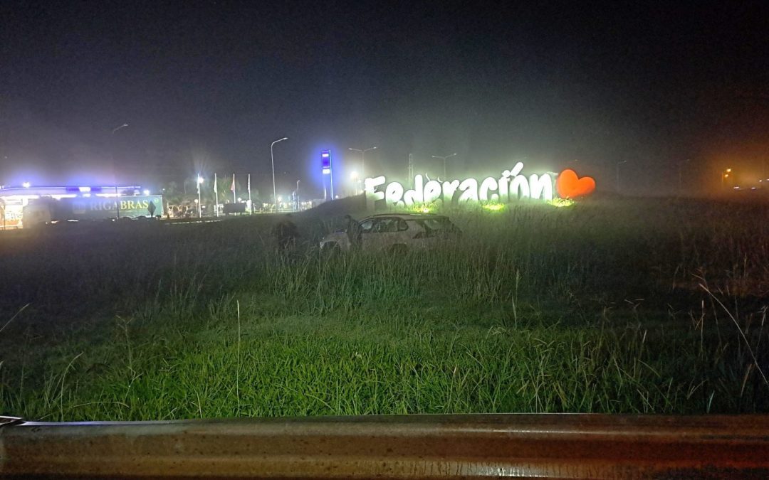 Autovía 14: Vehículo ocupado por chajarienses protagonizó un despiste en la rotonda de Federación