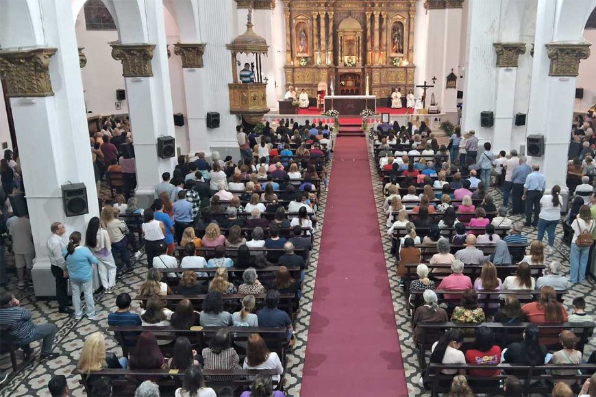 “Querido papa Francisco, pastor bueno, descansa en paz”: El mensaje de Monseñor Zurbriggen en la “misa exequial”