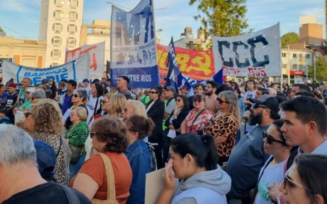 La Multisectorial de Entre Ríos se manifestó frente a Casa de Gobierno contra el proyecto que disuelve el IOSPER