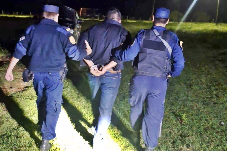 Aplastó una moto con las ruedas de su camioneta y casi choca a un policía al momento de ser detenido