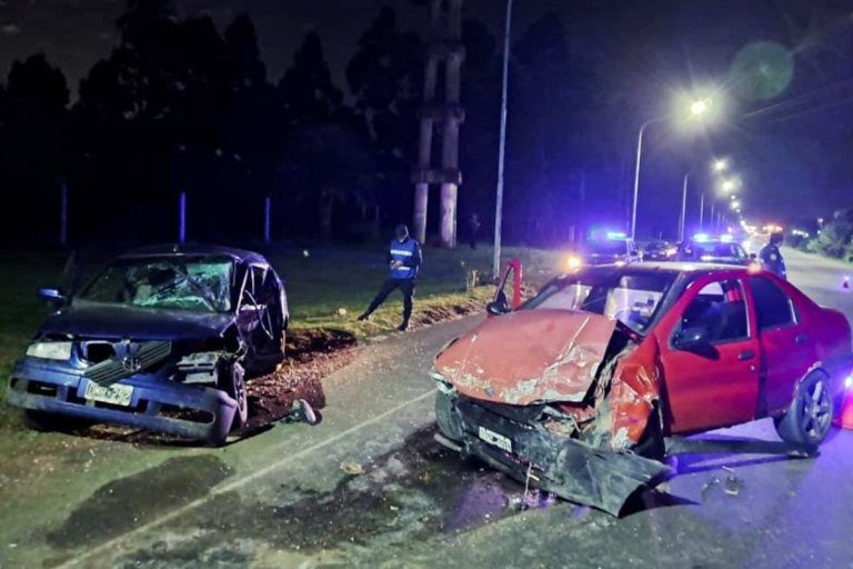 Violento choque entre dos autos en uno de los accesos a Concordia