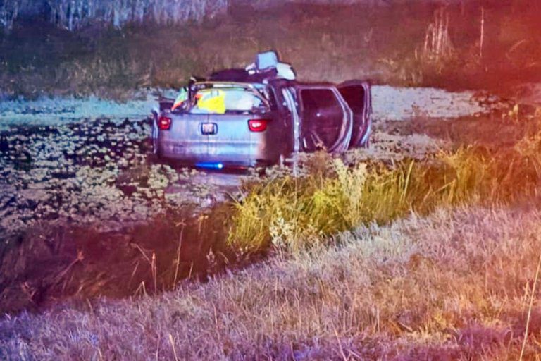 Un hombre murió y su pequeña hija resultó lesionada de gravedad tras fuerte impacto contra un camión en Autovía 14