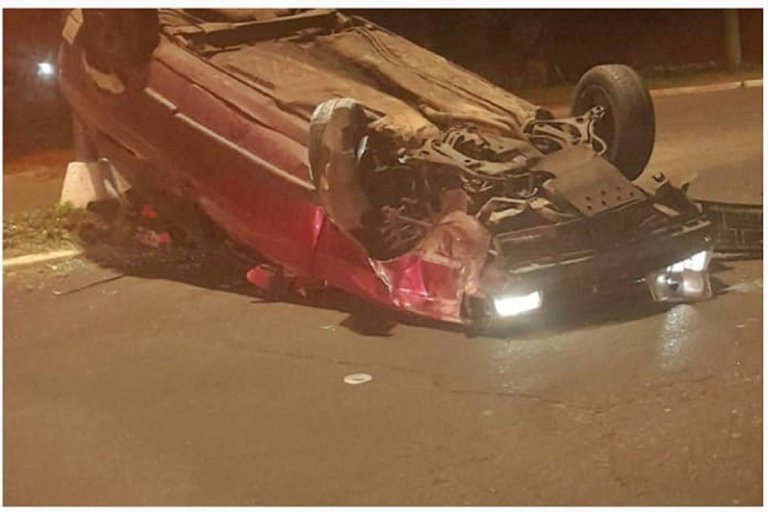 Un auto volcó tras chocar contra el cantero central de un boulevard en Concordia