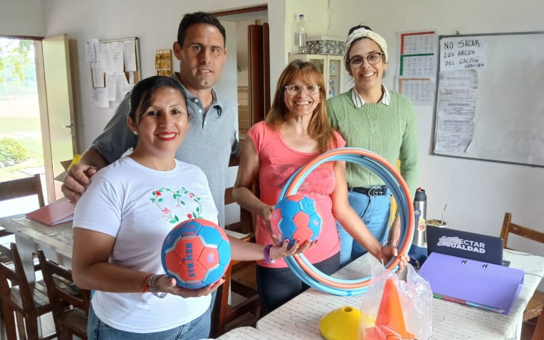 Concejales de Encuentro por Villa del Rosario entregaron elementos deportivos al Anexo de la Escuela Secundaria «Sandalio Olivetti»