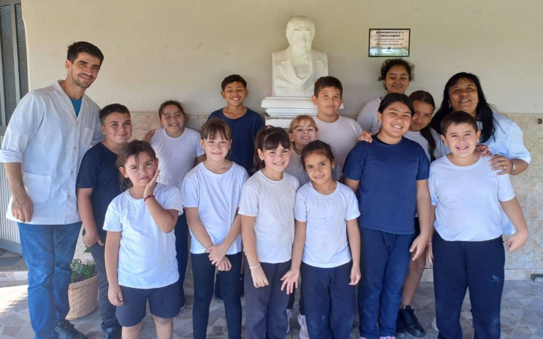 Restauraron el busto de Faustino Sarmiento de la Escuela N° 11 «Evaristo Carriego»
