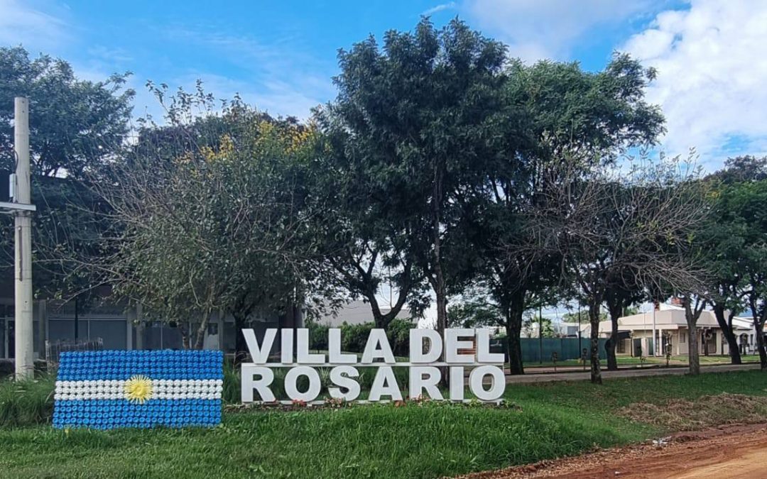 Bandera nacional creada con material reciclado se luce en el acceso a Villa del Rosario