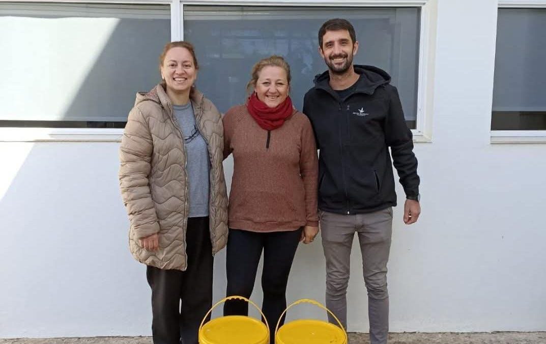 El Municipio donó pintura para obras de restauración en capilla San Cayetano