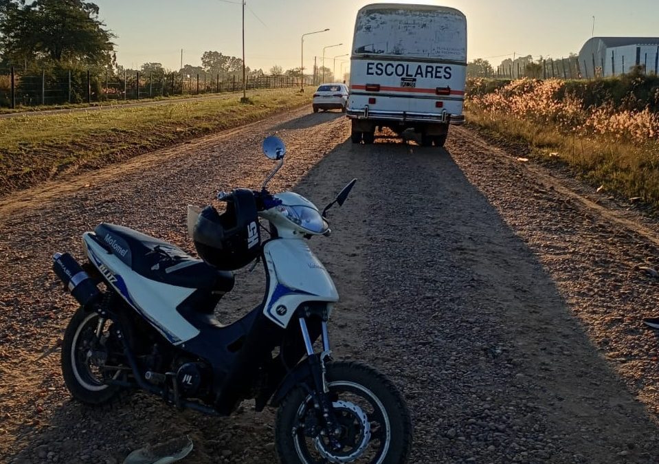 Perdió el control de la moto y chocó contra un colectivo en Federación