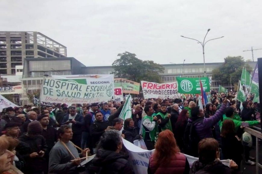 En masiva marcha, rechazaron la disolución de Iosper: “Esto es salud, no una caja”