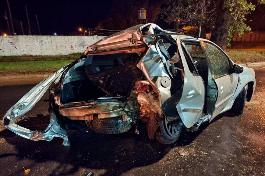 Violento accidente en Concordia: cuatro jóvenes quedaron atrapados dentro de un automóvil