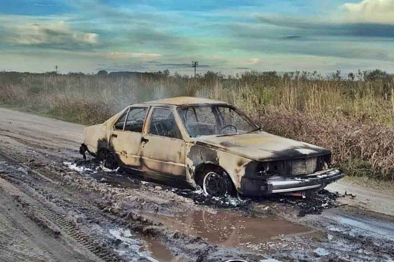Las llamas consumieron un auto que circulaba por un camino rural