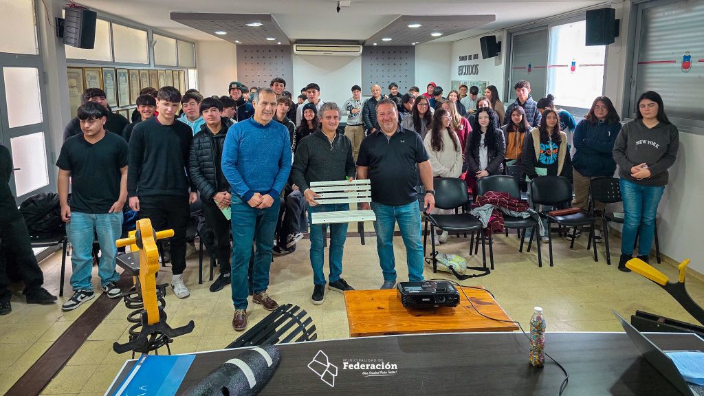 En el Día Mundial del Ambiente, Federación impulsa el reciclado de plásticos para que lo transformen en mobiliarios