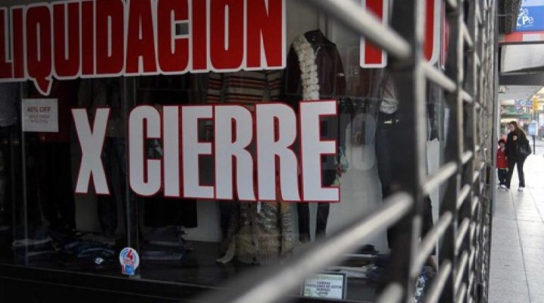 “Efecto tijera”: Aumentos de hasta 707% en servicios muestran la «motosierra» de Milei que golpea a la clase media