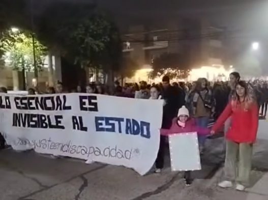 Una multitud marchó en Chajarí contra el ajuste en discapacidad