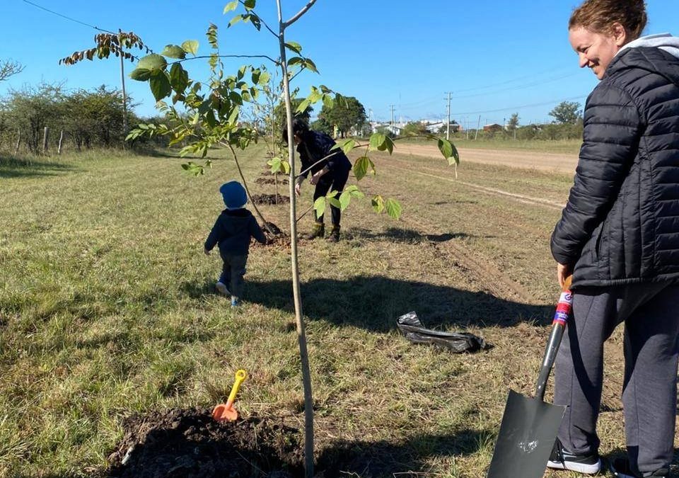 Para celebrar el Día Mundial del Medio Ambiente, plantaron árboles en Av. 25 de Mayo de Villa del Rosario