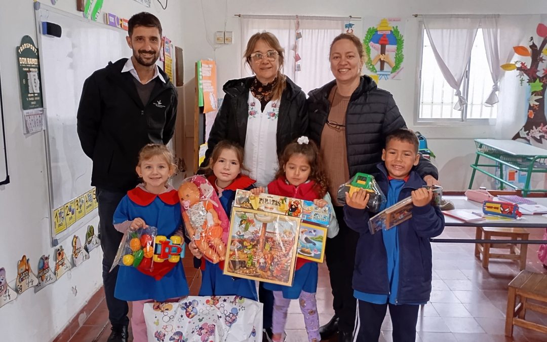 Donaron juguetes y juegos didácticos para niños de nivel inicial de las escuelas de Villa del Rosario