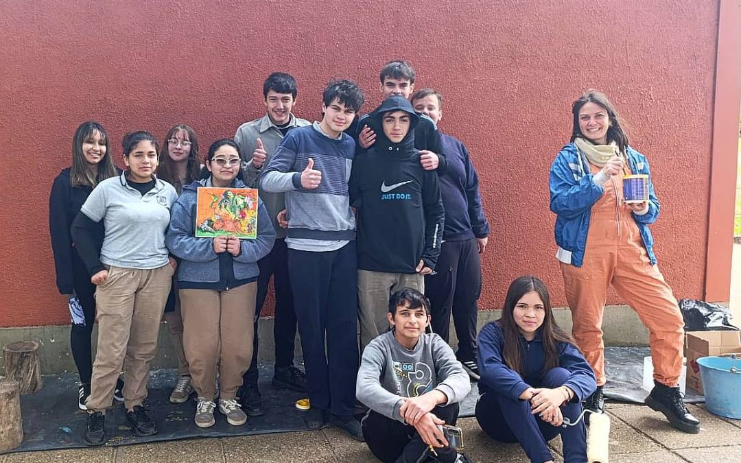 En la Escuela «Manuel Antequeda», estudiantes secundarios pintan un mural que pone en valor el cuidado de la naturaleza y el medio ambiente