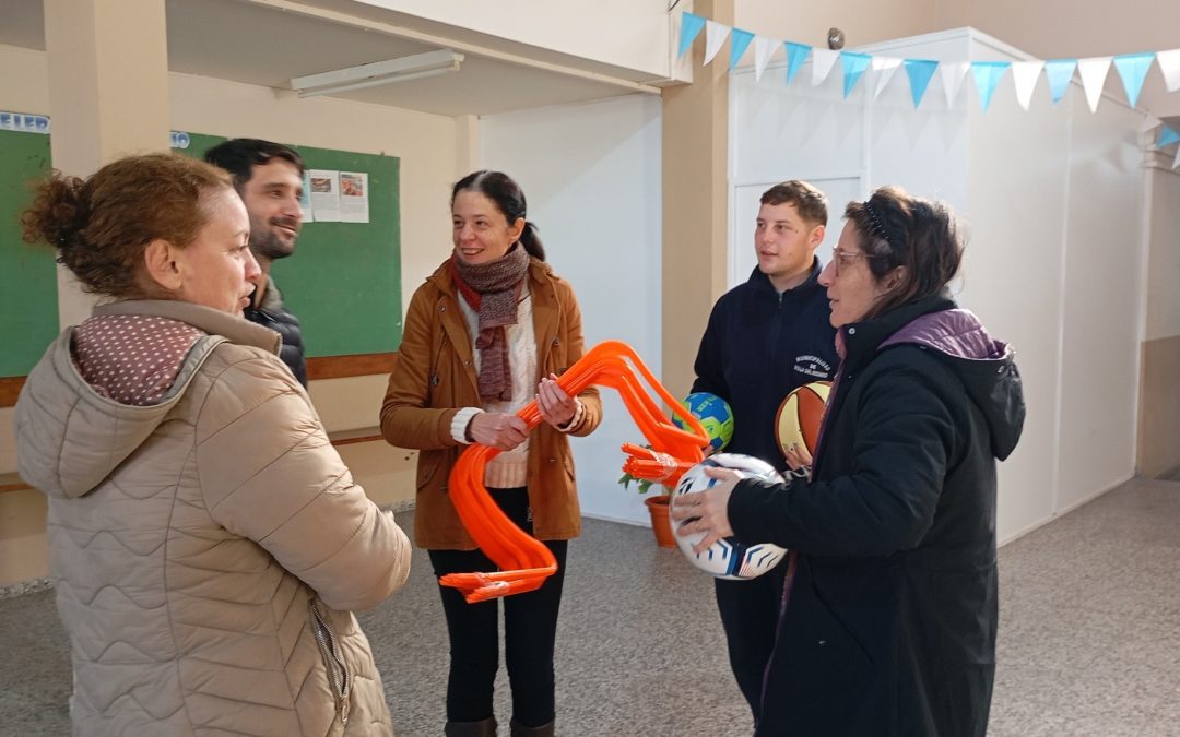 Entregaron elementos deportivos a la escuela secundaria y juegos didácticos al CPI y al Centro de Día de Villa del Rosario