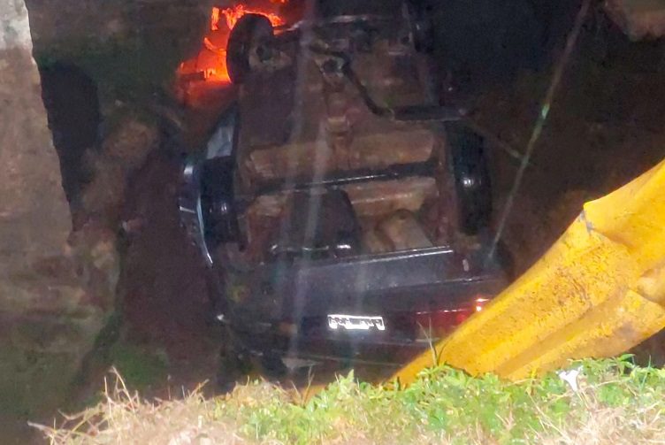 Auto perdió el control, impactó contra un árbol y cayó desde una alcantarilla al arroyo en Chajarí