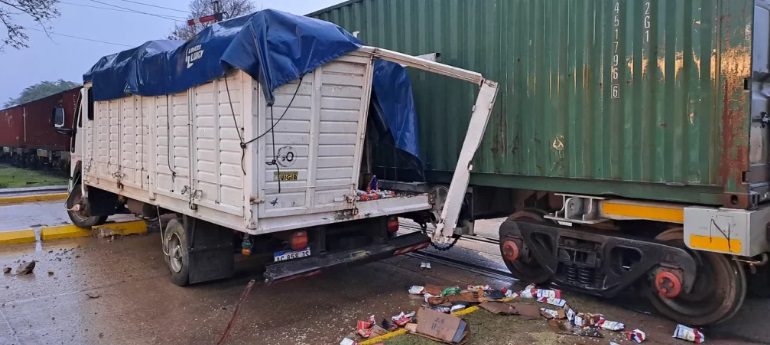 Tren embistió a un camión en el cruce ferroviario de acceso a Mocoretá