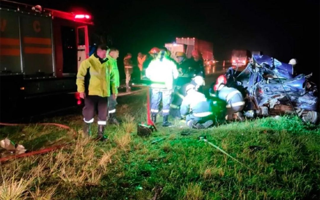 Ruta 12: dos heridos graves a raíz del choque entre un camión y dos autos