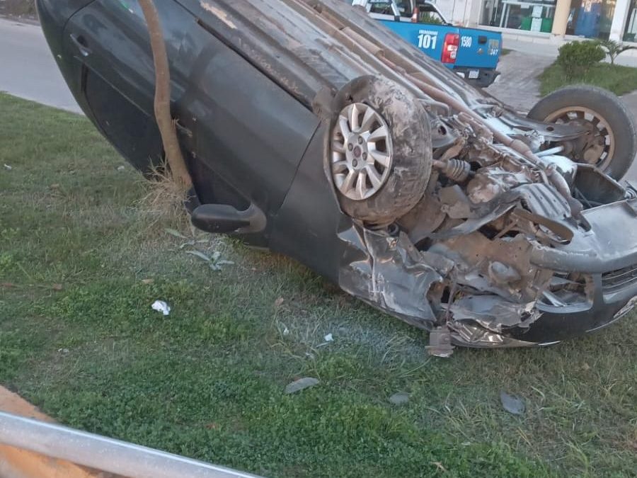 Conductor perdió el control del auto, embistió una columna de luz y volcó en plena avenida de Chajarí