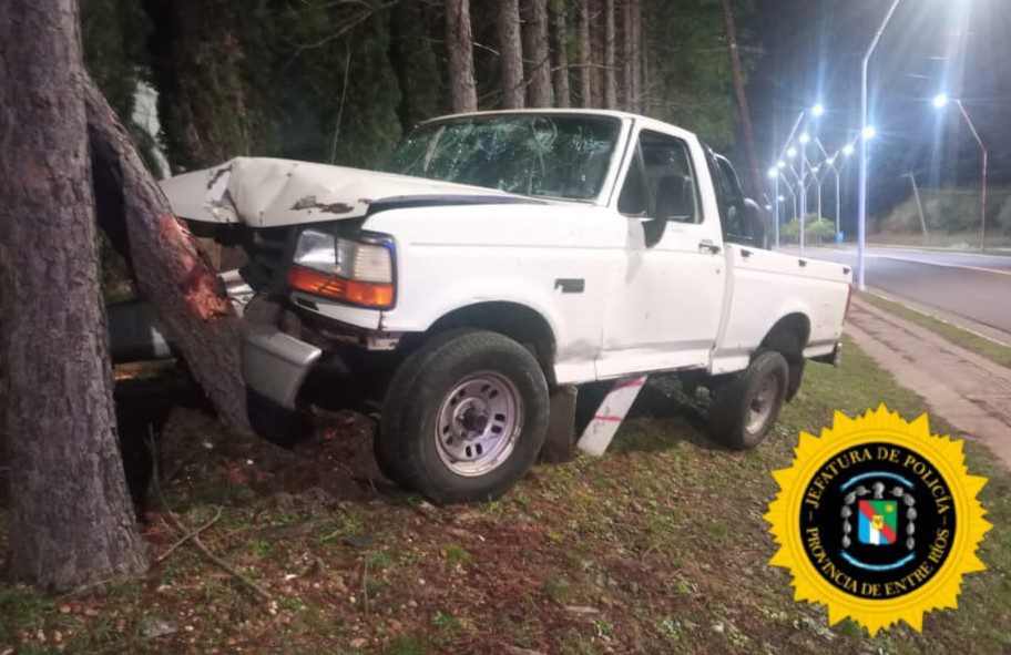 Joven conductor despistó con su camioneta y chocó contra un árbol frente a Termas de Chajarí: Dijo que se durmió
