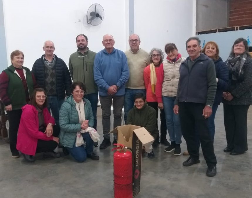 Bomberos Voluntarios de Villa del Rosario donó un matafuego al Centro de Jubilados