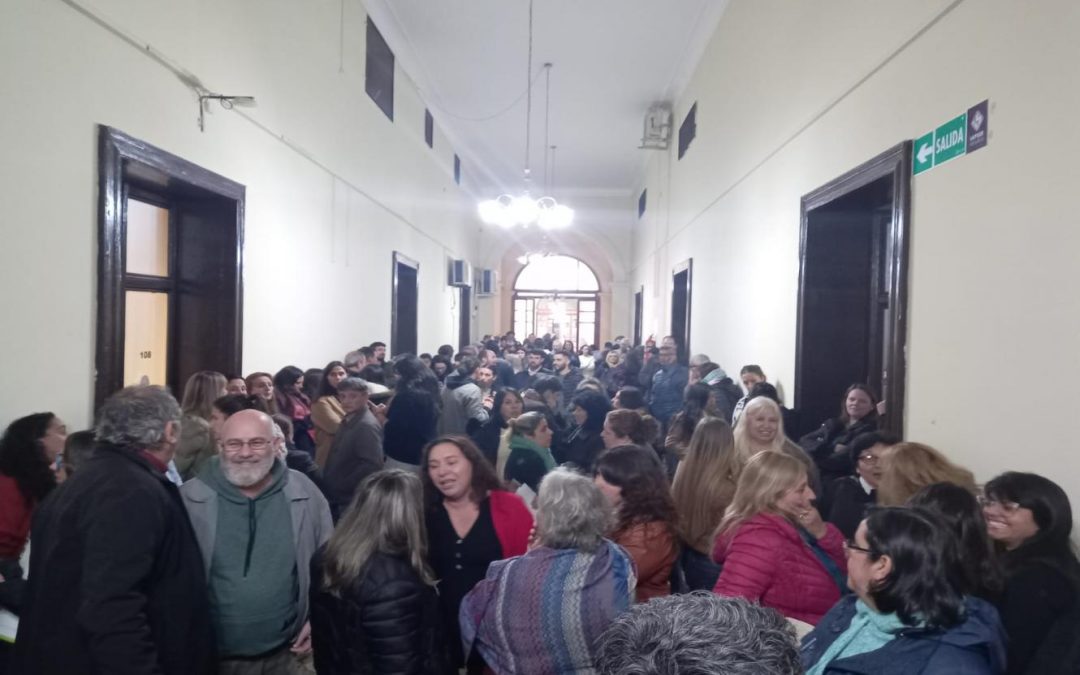 Recortaron un 25% de las horas extras y hubo reclamos en el interior de Casa de Gobierno en Paraná