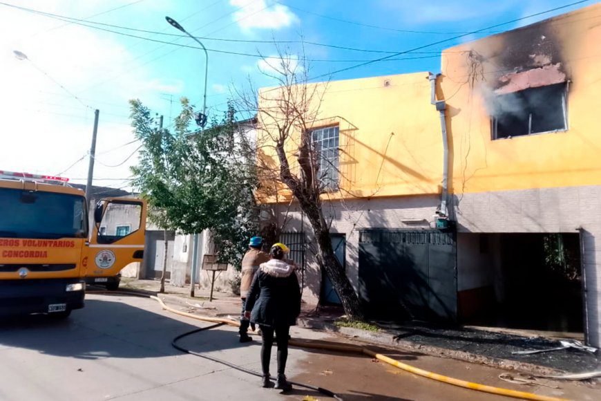Ardió en llamas la planta alta de una casa: Una mujer herida, fue por sus medios hasta el hospital